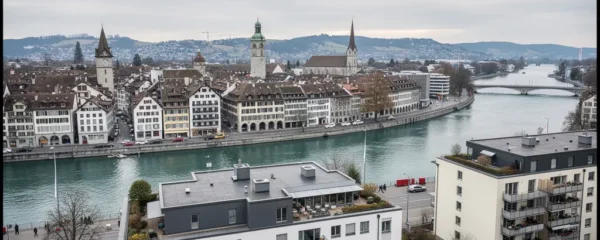 Panoramablick über Zürich mit Limmat und modernen Wohngebäuden bei Tageslicht
